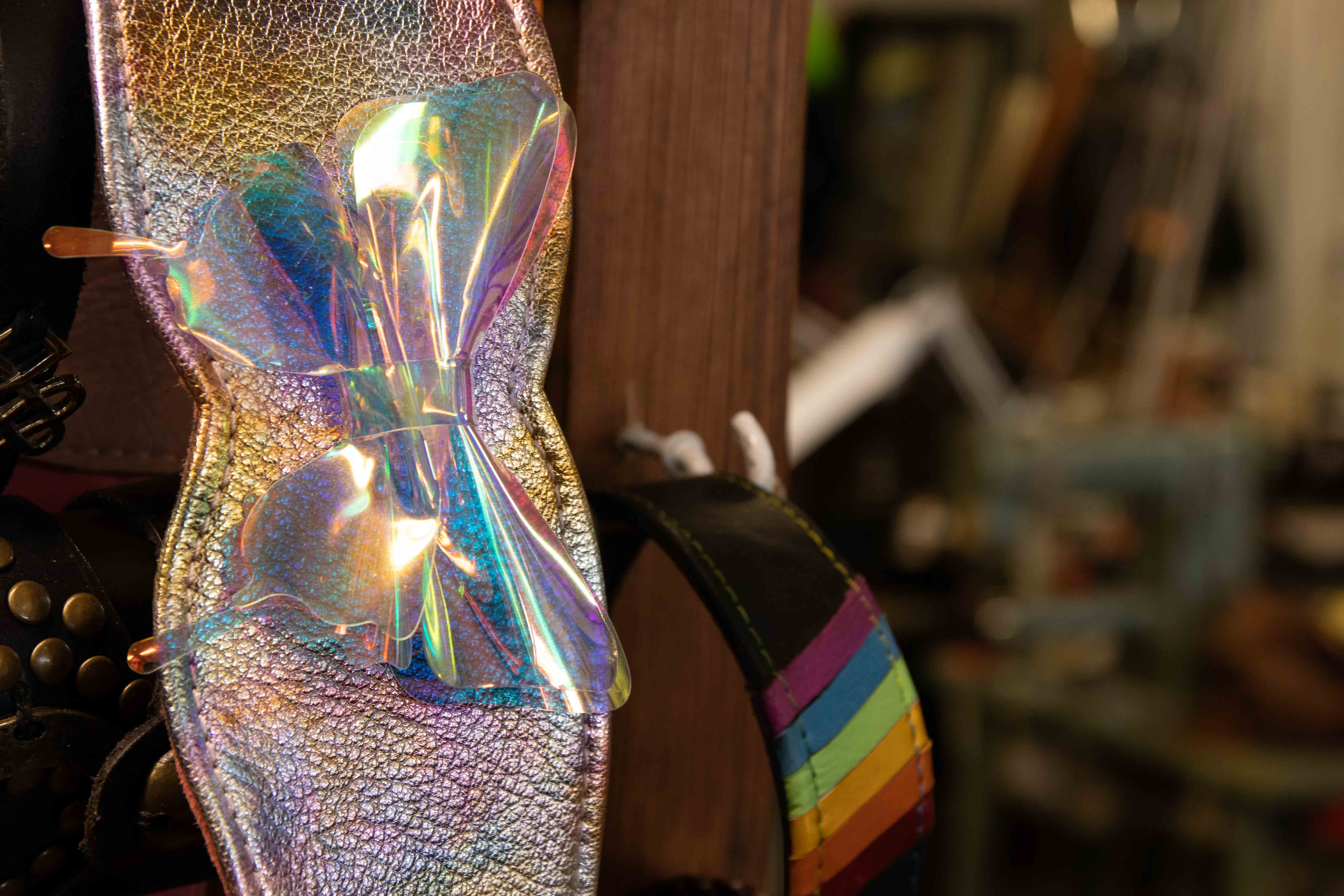 Käsintehty nahkaranneke hologrammiperhosella, yksityiskohtainen käsityö